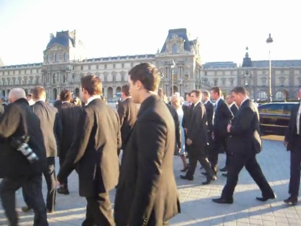 Les Sarkozy accueillent les Medvedev au Louvre