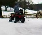 un agriculteur qui drift en quad sur la neige