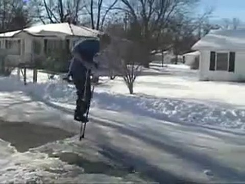 il s'entraine avec ses echasses sur la glace