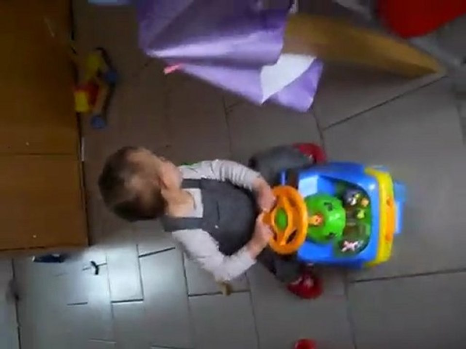 enzo joue avec son porteur