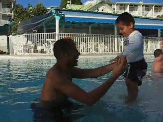 Yanis à la piscine en Martinique 1