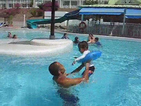 Yanis à la piscine en Martinique 2