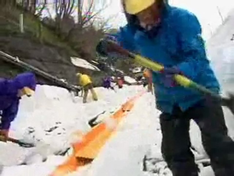 立山ケーブルカーの除雪始まる