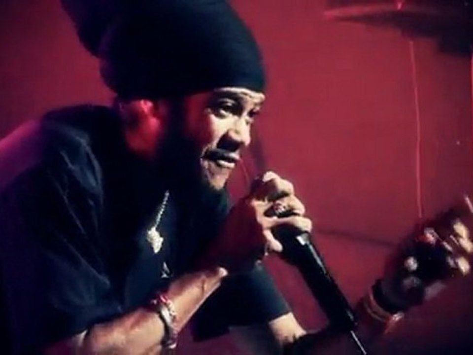 Yaniss Odua "YEAH YEAH"