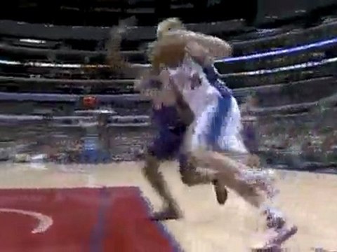 Chris Kaman drives the baseline, stops, spins and gets the h