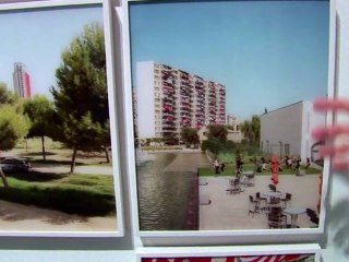 El director de orquesta del museo no lleva batuta