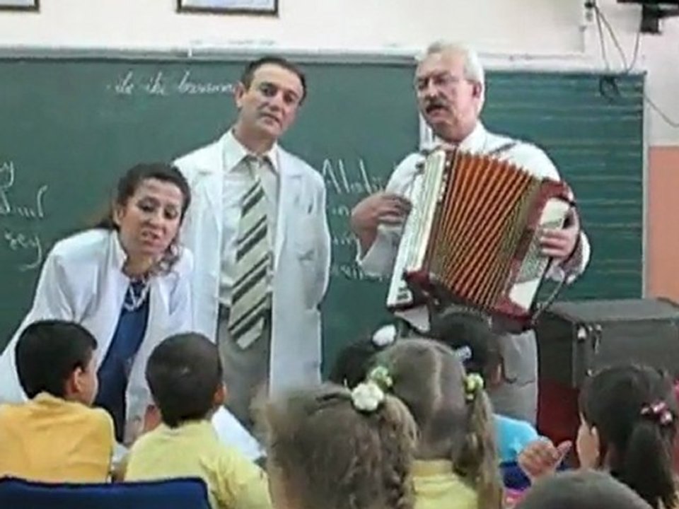 4 sınıfların müdürle provası