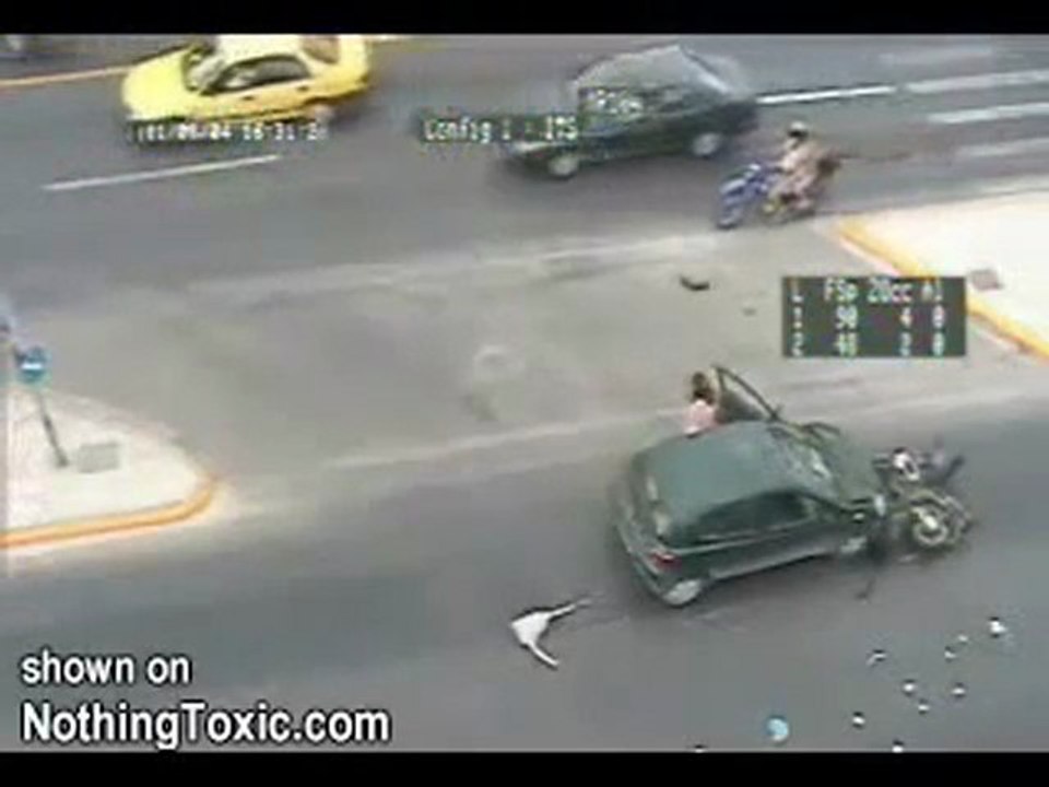 Mixis.fr_Voiture Renverse Motard Chanceux...