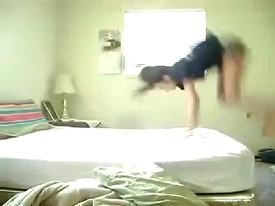 Mixis.fr_Fille Fait Un Backflip...