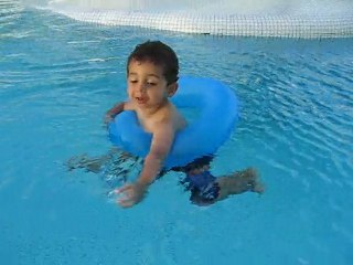 Yanis s'exprime dans la piscine