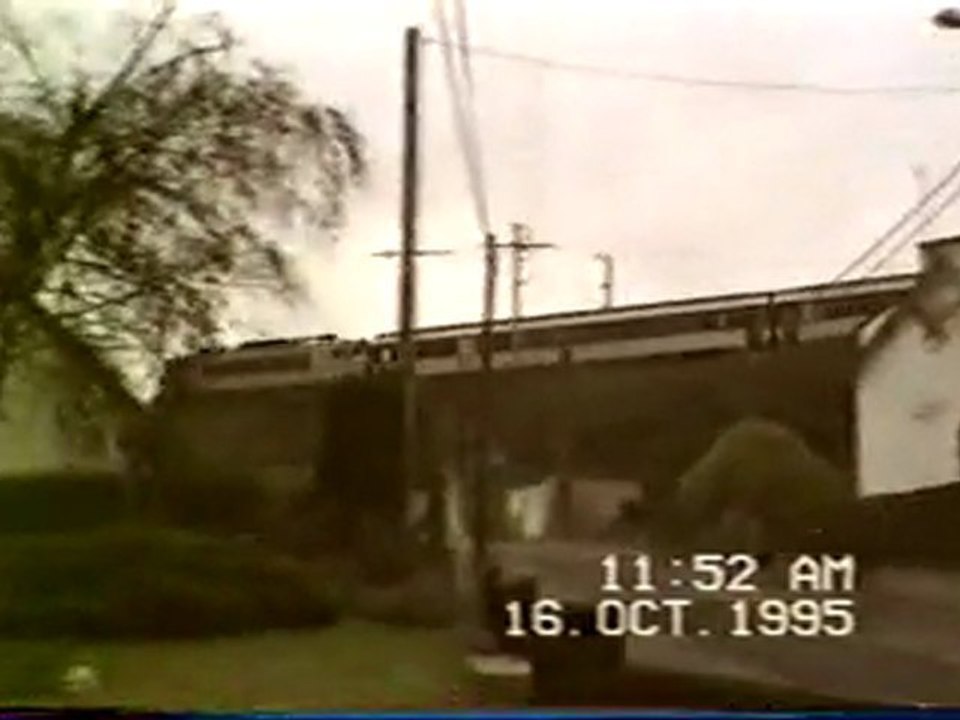 Quimperlé .       train partant de la gare en octobre 1995