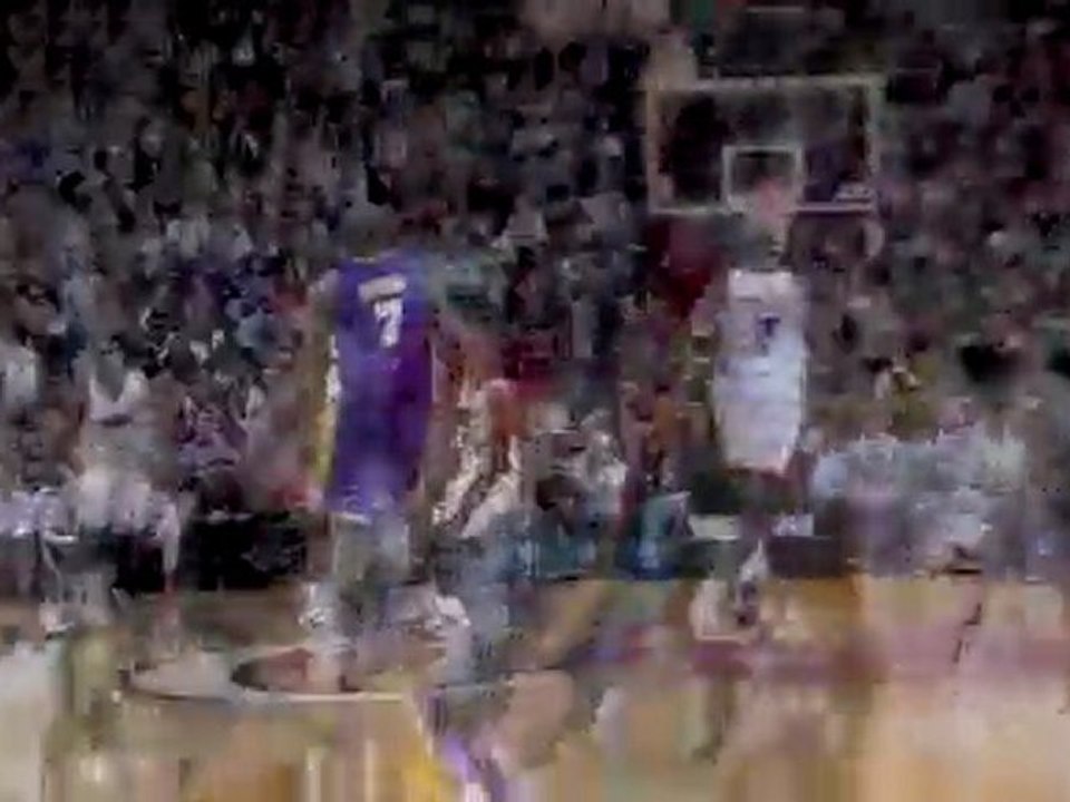 Lamar Odom tosses the long alley-oop to Shannon Brown for th