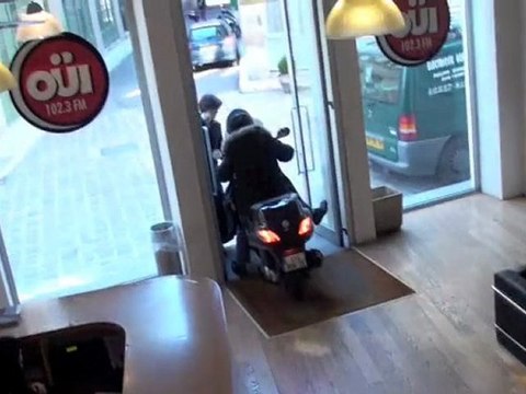 OUI FM : Michel Boujenah en scoot dans les studios de OUI FM