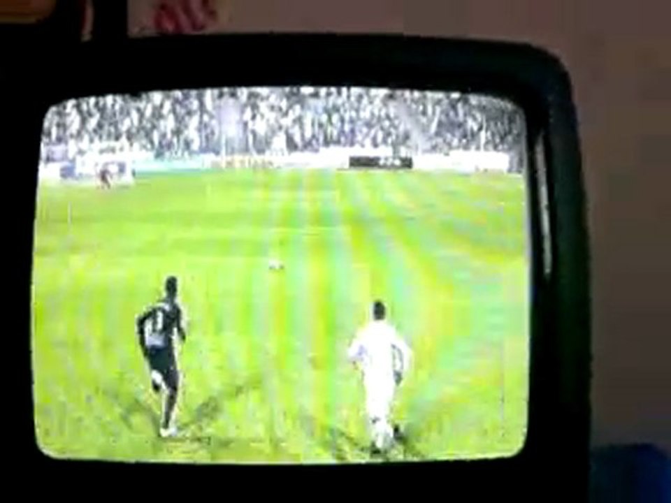 Fifa 10 - Frappe puissante pleine lucarne .