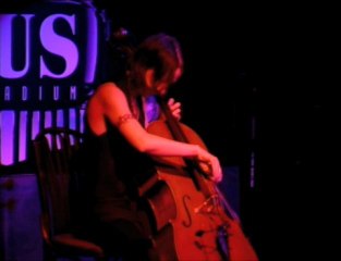 Julia Kent (encore) live Paris 2010 feb. 22