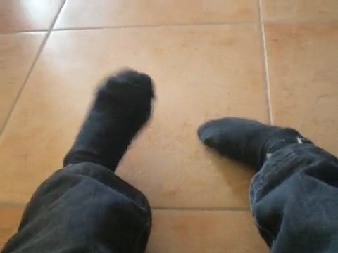 un petit garçon de 5 ans joue avec ses pieds
