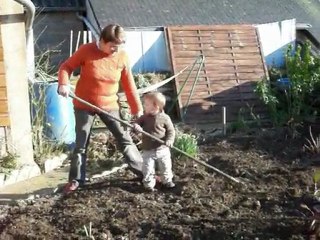 Je fais le jardin avec mamoune