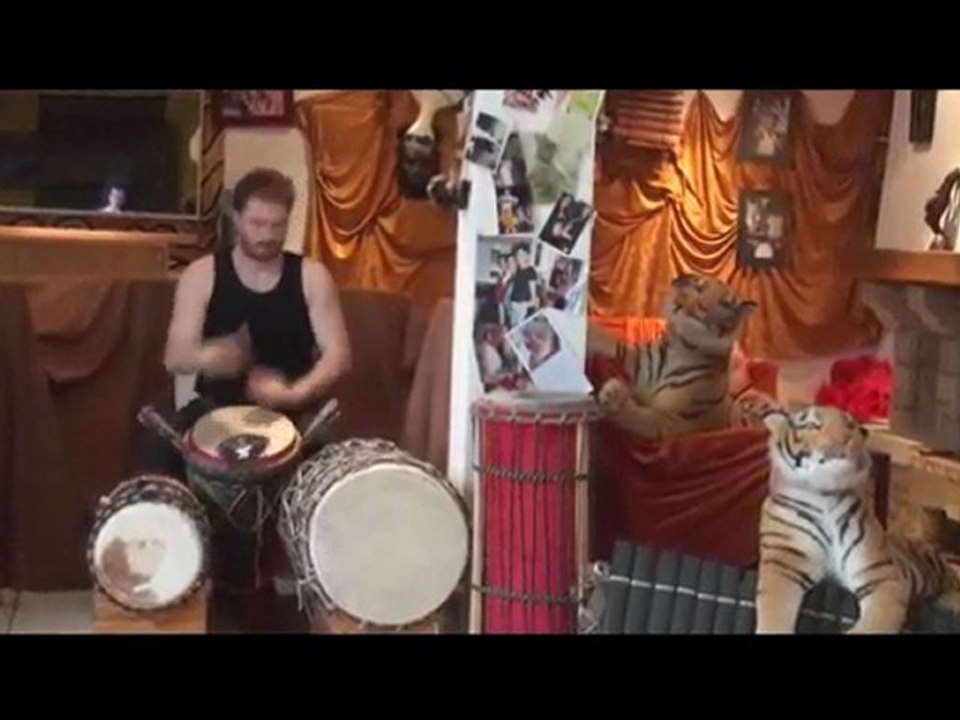 Nico : improvisation solo au djembé et doums (2)