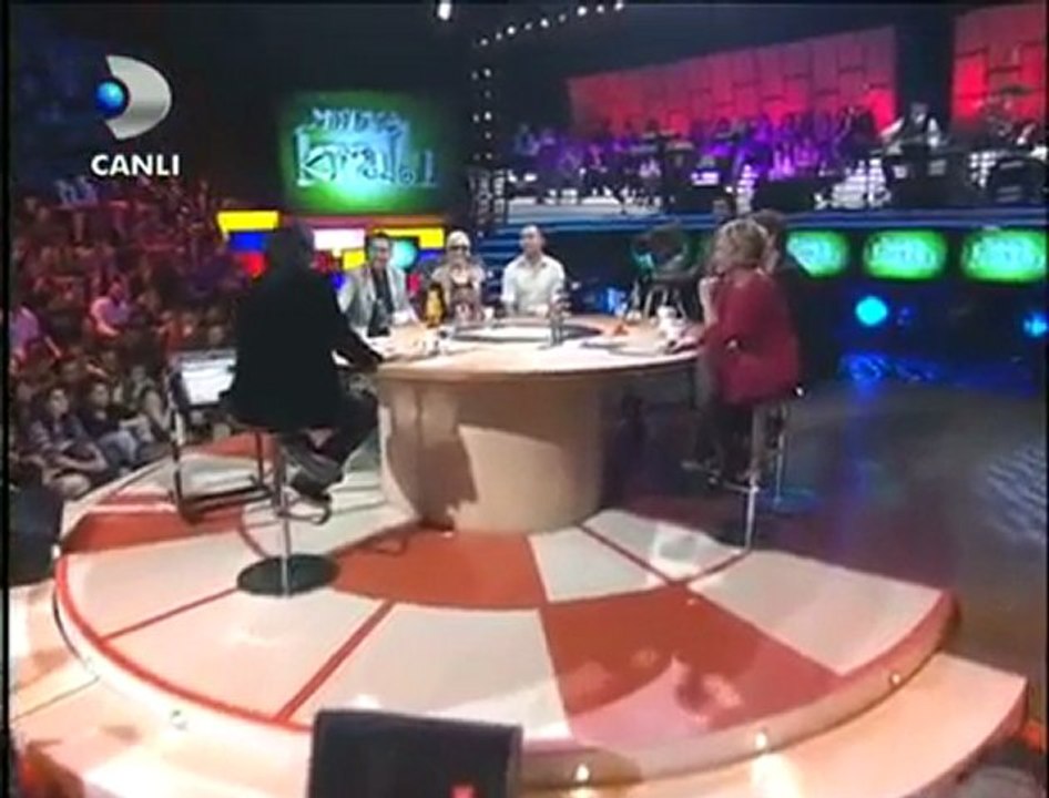 Bay J ve Geveze Medya Kralı'nda