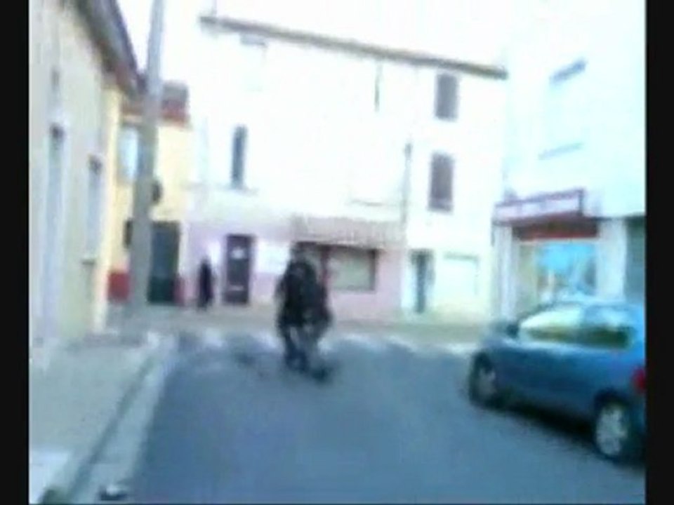 lagross ollie par dessus un skate  yamakaSIX-skate.skyrock.c