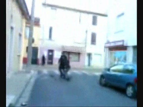 lagross ollie par dessus un skate yamakaSIX-skate.skyrock.c