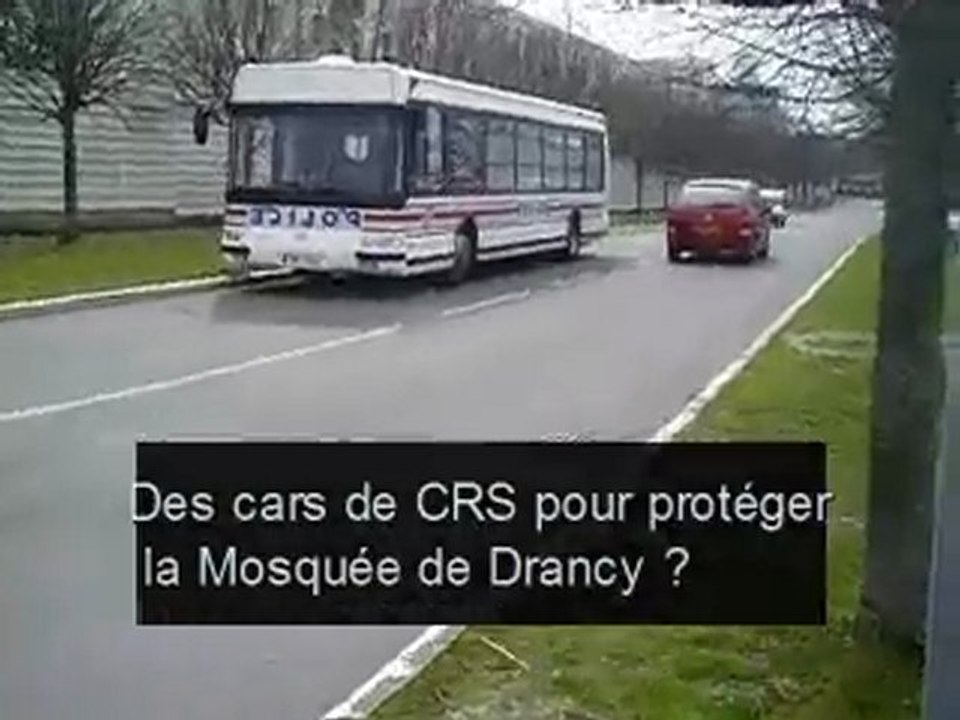 Islam - Des cars de CRS devant la Mosquee de Drancy