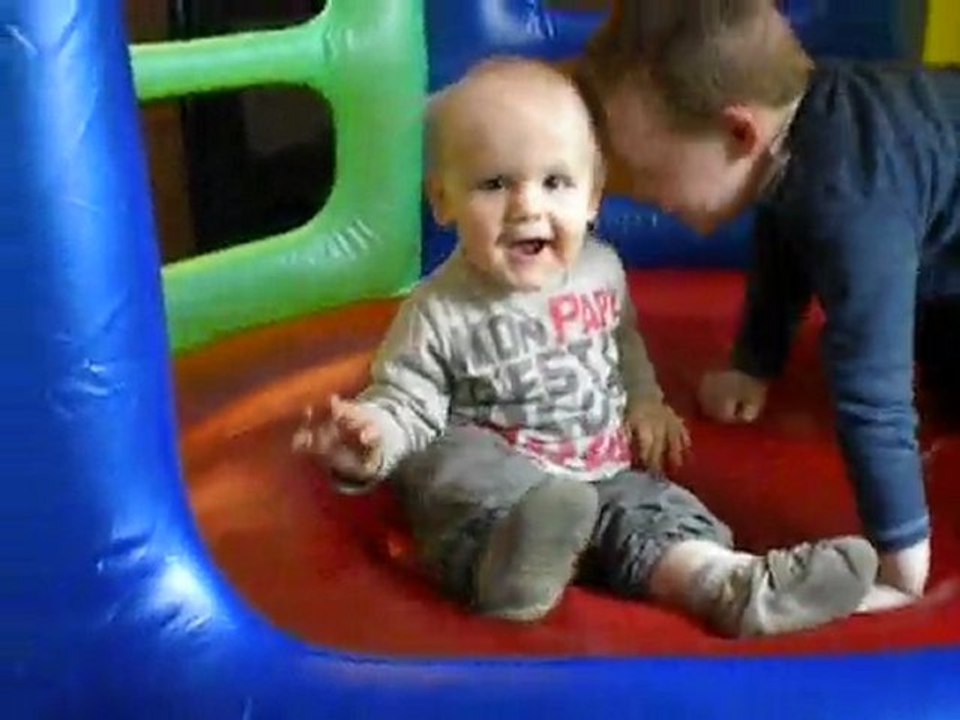 Quentin et Mathéo font du trampoline