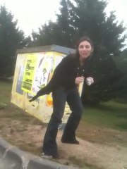 Véronique Abelin arrache des affiches du PS