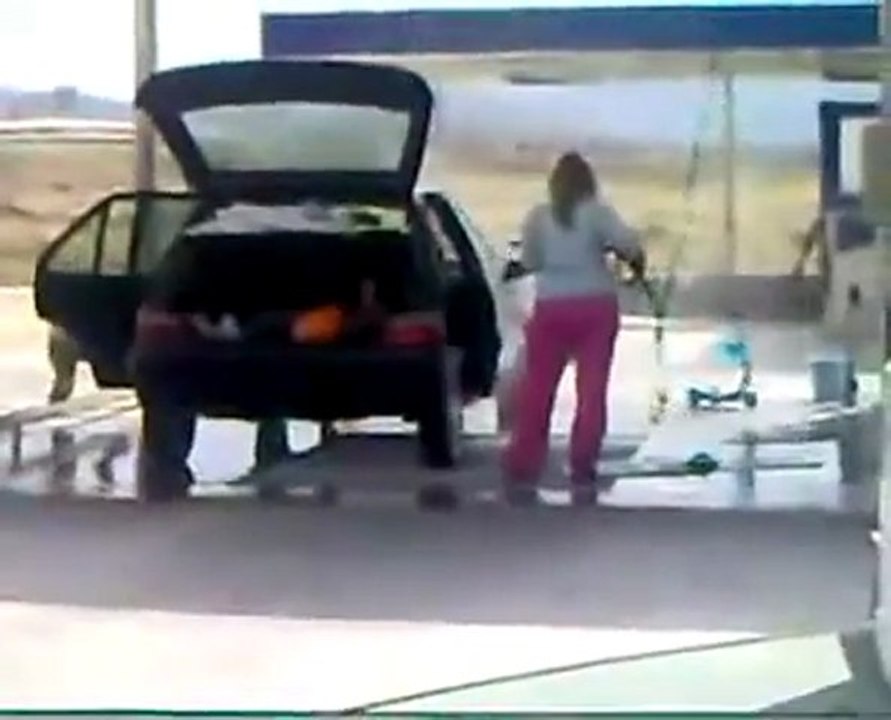 Une blonde lave sa voiture