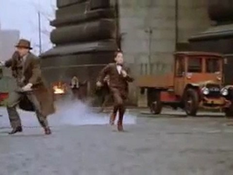 Я поскользнулся из к/ф Однажды в Америке