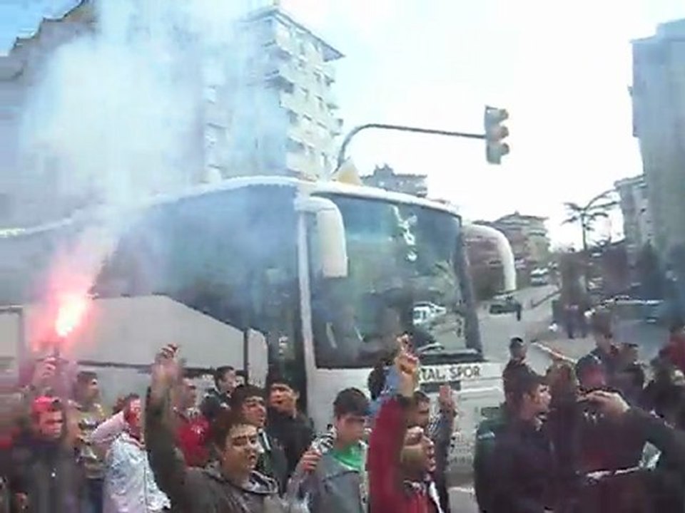 kartal taraftarı takım otobüsünü karşılıyor!