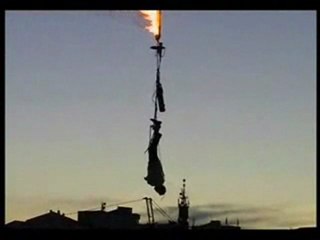 Referencia escapismo con camisa de fuerza, colgado, fuego