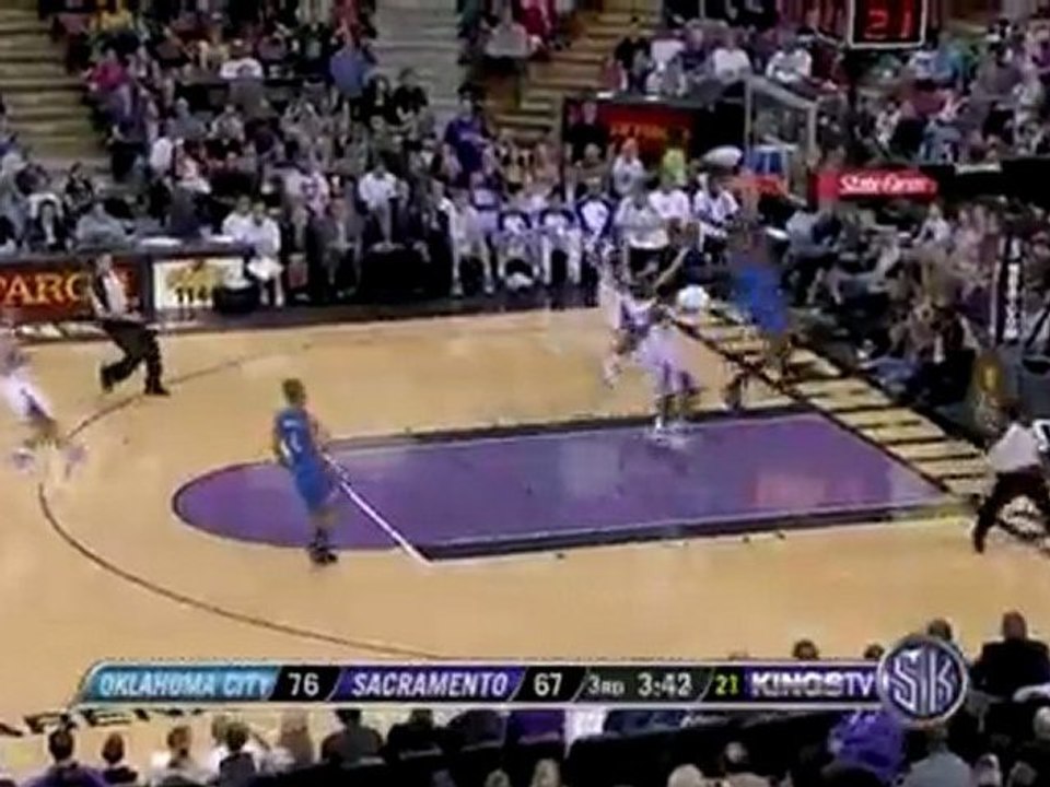 Kevin Durant throws down a dunk in transition off the Kings