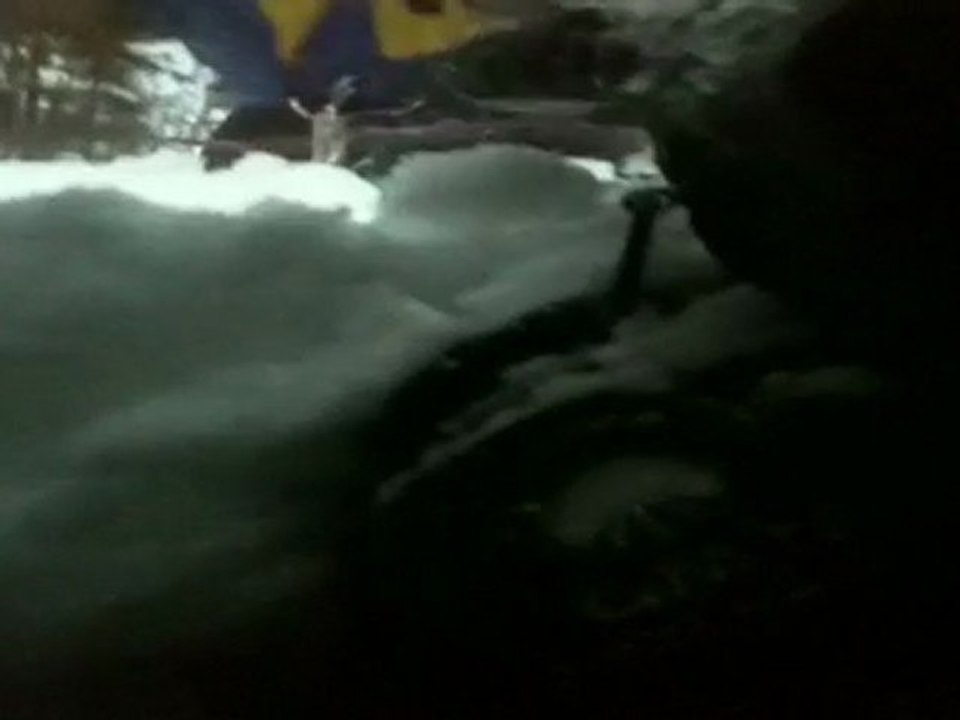 Perchman pris dans une avalanche