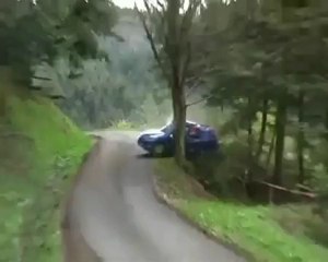 Voiture de rallye frappe un arbre