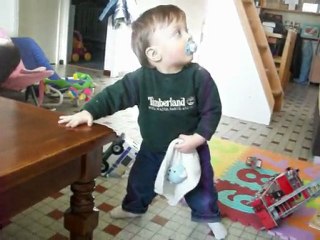 Sacha enfin debout 080310