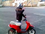 jojo sur son scoot