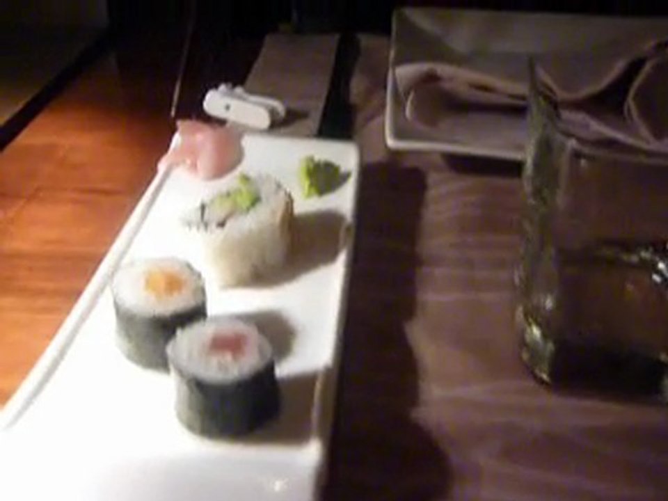 Comiendo un Sushi