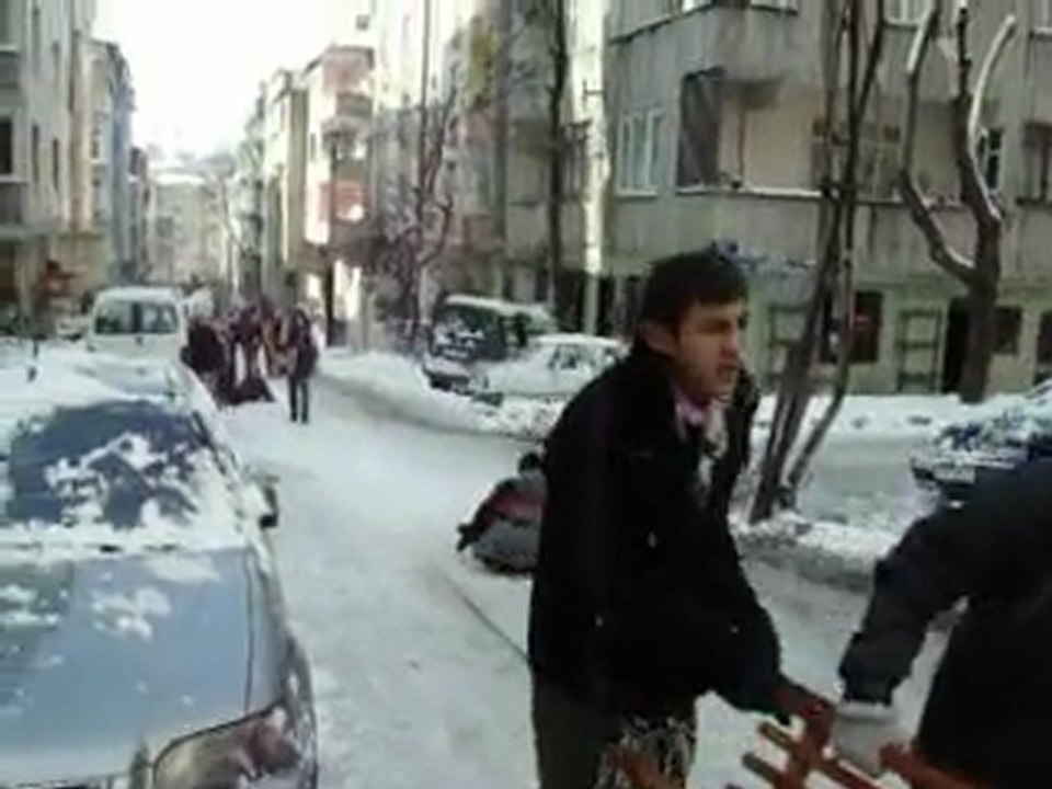 Hakan,  arkadaşları  ve kar