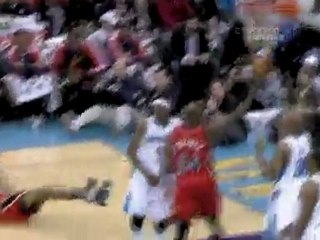 Reggie Williams makes this bold move to get to the baseline