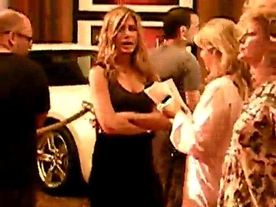 Jennifer Aniston - Set of "The Bounty Hunter" - Video 3