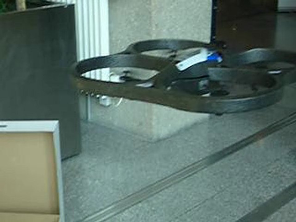 Vol du drone iPhone de Parrot , le AR.Drone - www.iPhon.fr