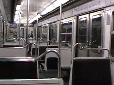 Voyage dans une rame MF67 sur la ligne 2 du métro parisien