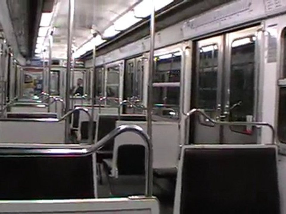 Voyage dans une rame MF67 sur la ligne 2 du mét...