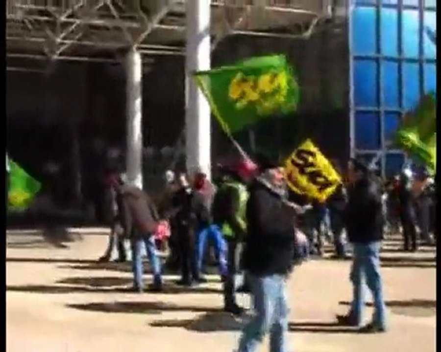 Rassemblement des ouvriers devant le siège de Total