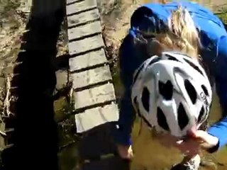 Belle chute d'une blonde en vélo