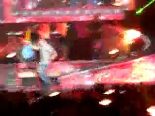 Il tombe en plein concert