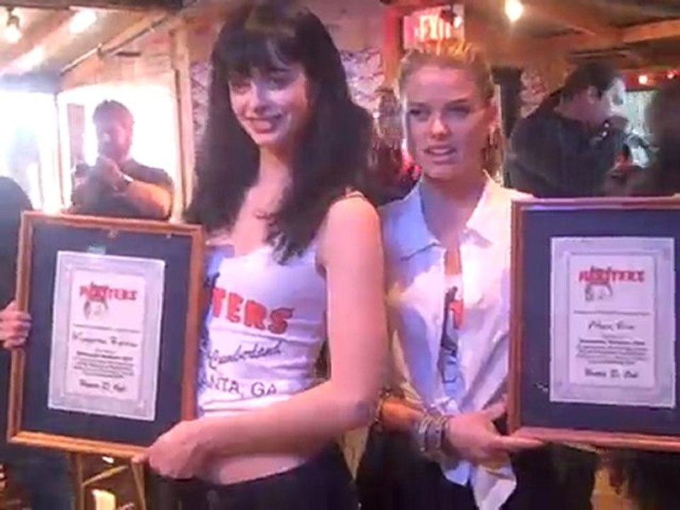 'She's Out Of My League' Cast Visit Hooters