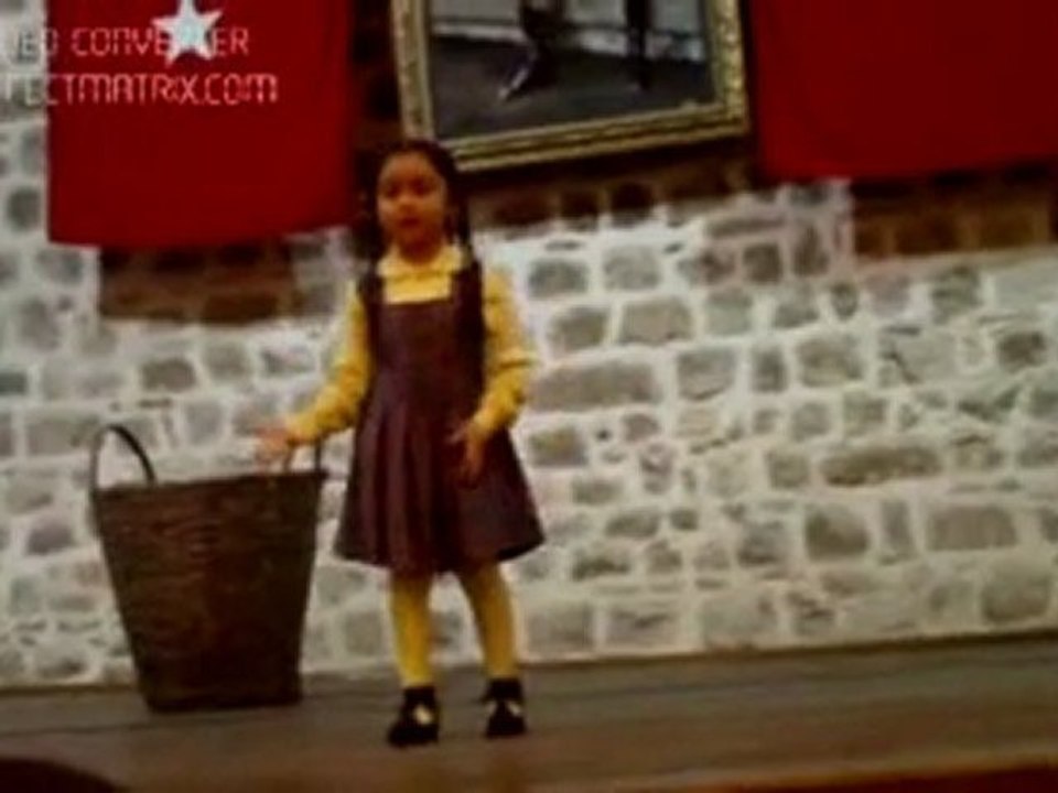 İstiklal Marşı Okuyan Küçük Kız