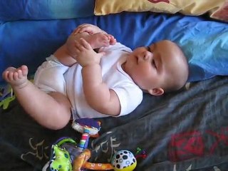 Sarah mange ses pieds